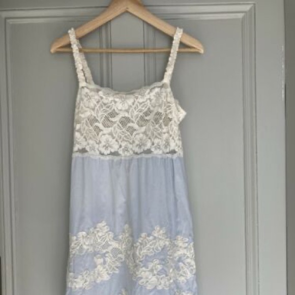 Beautiful Odd Molly Dress - Picture 1 of 10